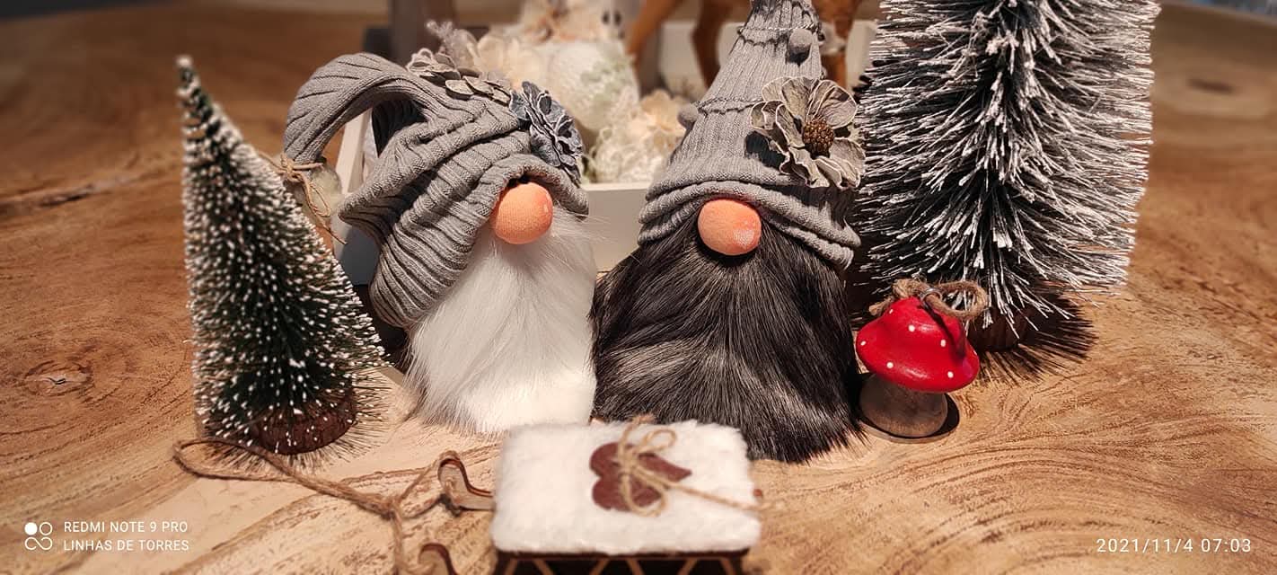 Duendes numa decoração de Natal